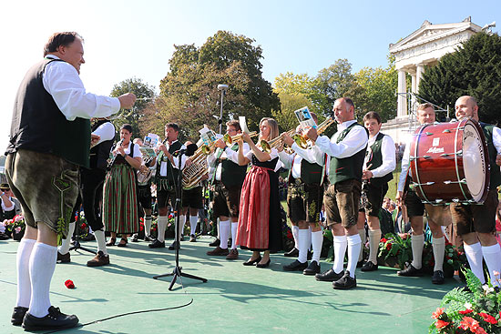 Bayerische Polka Dany Bonvin, Posaune, und den Münchner Oktoberfestmusikanten unter Leitung von Wolfgang Grünbauer (©Foto. Martin Schmitz)